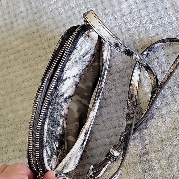 TyeDieCrossbody - Picture 5 of 9